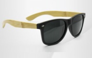 Wayfarer Sonnenbrille mit Holzbügel